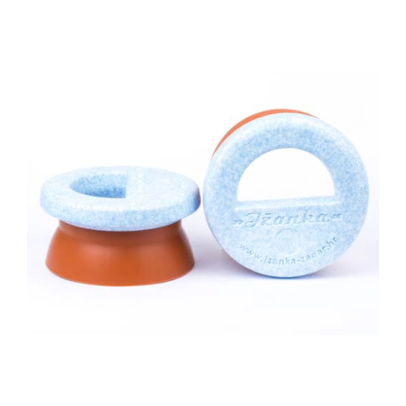 Ribolovni alat izrađena od stiropora i plastike, ergonomski dizajnirana za udobno držanje i kontrolu prilikom izbačaja, dolazi u više boja.