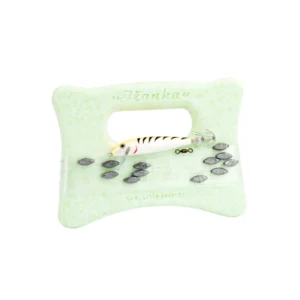 Napredna panula za lignje – savršeno rješenje za sve ljubitelje morskog ribolova! Ova panula kombinira praktičnost i visoku učinkovitost, omogućujući vam jednostavan i uspješan lov lignji direktno s pokretnog plovila. Panula se sastoji od ergonomskog motavila s rupom za udobno držanje, čime se osigurava preciznost i kontrola pri bacanju. Najlon i olovo su pažljivo odabrani kako bi osigurali optimalnu dubinu lova, čime se povećavaju šanse za ulov. Uz ovu panulu dobivate i varalicu Rapala SQ09 u narančastoj boji, poznatu po svojoj iznimnoj sposobnosti privlačenja lignji. Narančasta boja je posebno efikasna u morskim uvjetima, čineći ovu kombinaciju savršenim izborom za svakog ribolovca. Iskoristite prednosti ove panule i uživajte u uspješnom i zabavnom lovu lignji!