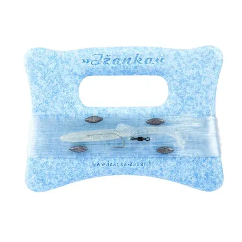 Panula za brancina: Plavo motavilo s ručkom za lakše držanje, opremljeno silikonskom varalicom Raglou, fluorocarbonskom predvezom, najlonom 0,60mm i olovom. Idealno za lov na brancina s broda u pokretu.