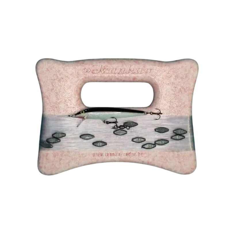 Panula za zubaca travaša: Crveno motavilo s ručkom za lakše držanje, opremljeno varalicom Rapala, flourocarbon predvezom, najlonom 0,60mm. Idealno za lov na zubaca travaša s broda u pokretu.