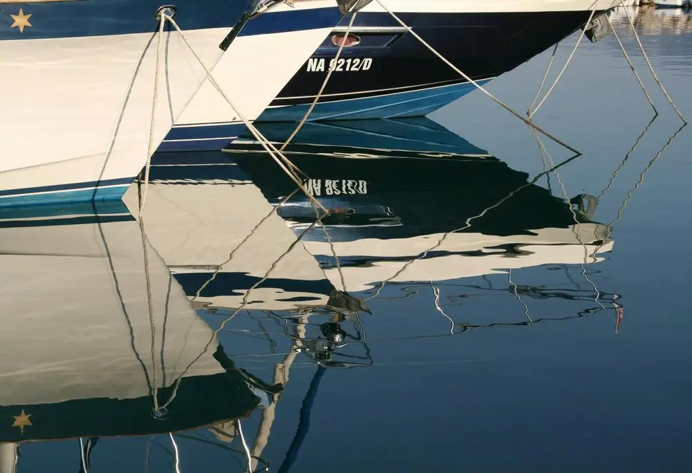 Prove brodova i odraz na moru prije ribolova lignji