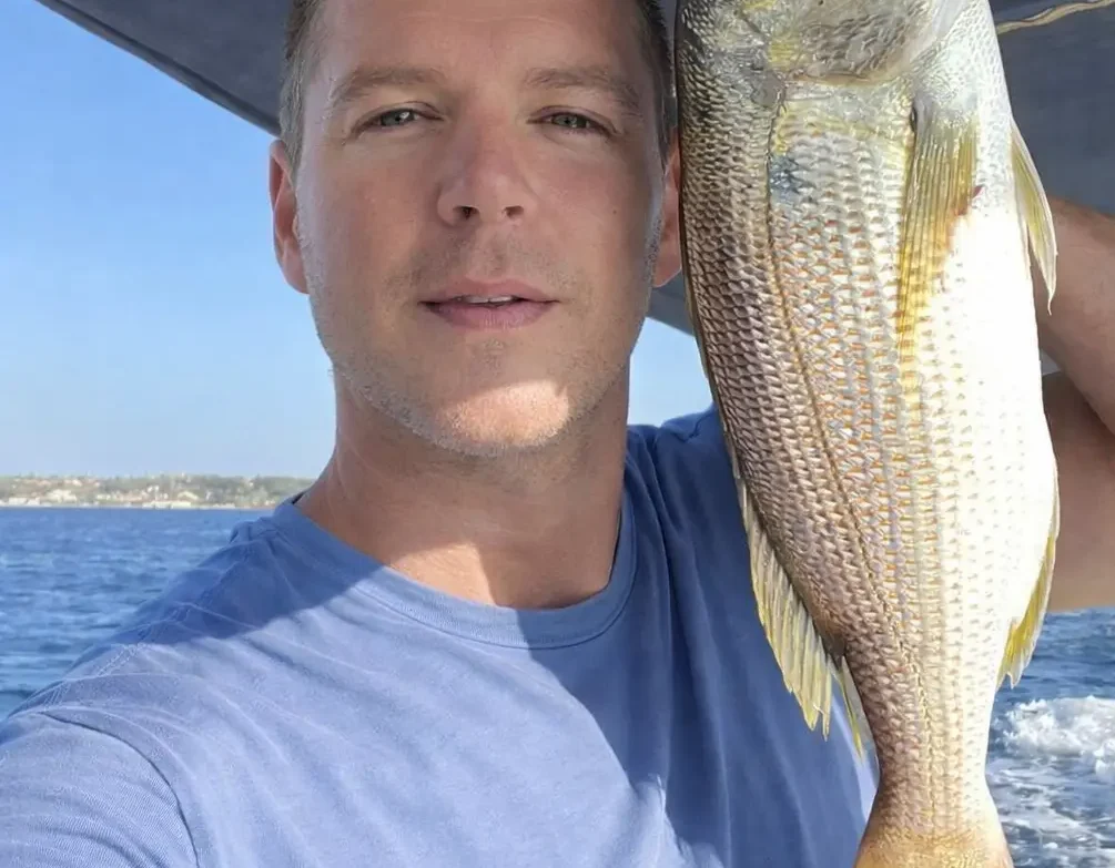 Ribolovac na brodu drži velikog zubaca ulovljenog parangalom na Jadranu