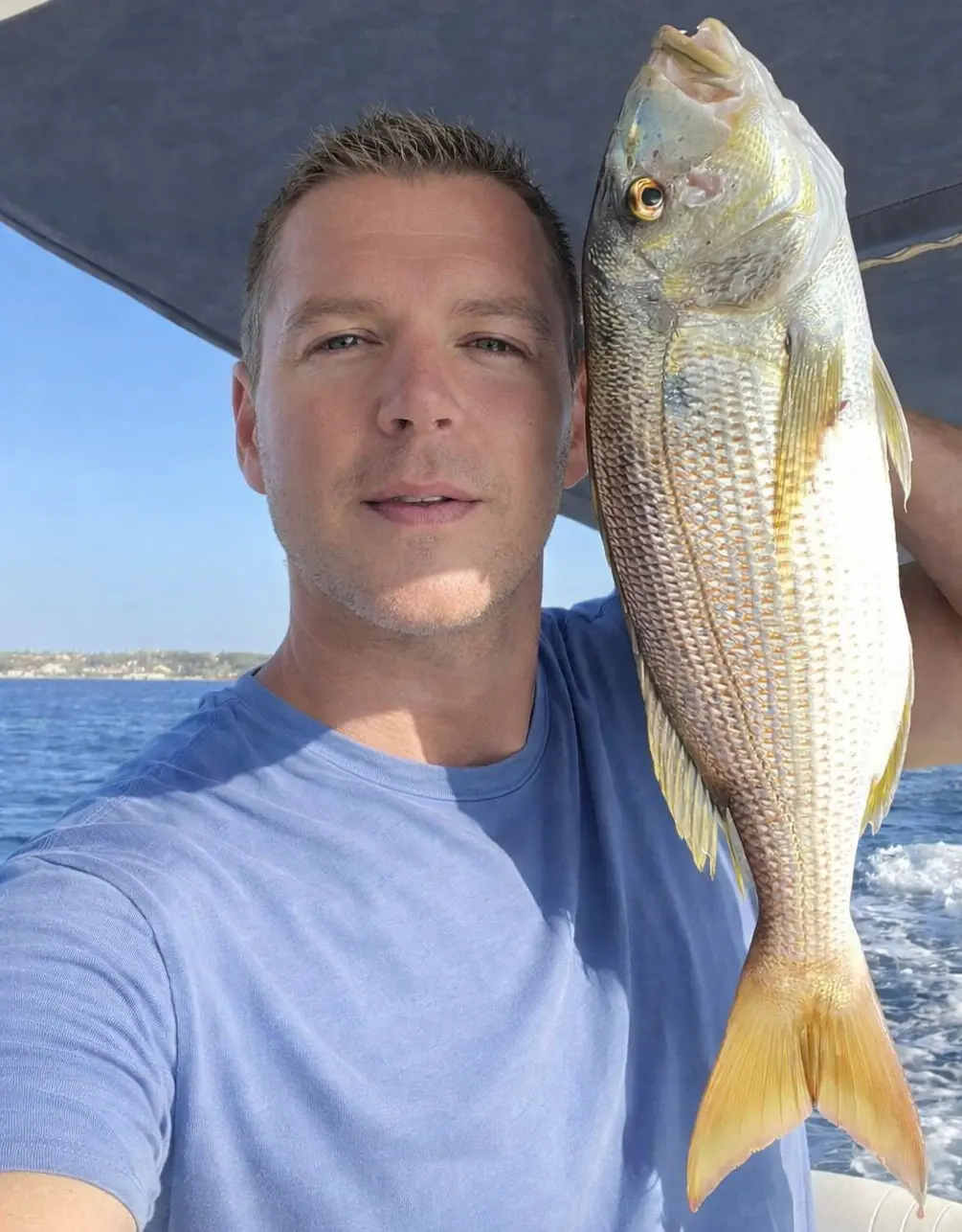 Ribolovac na brodu drži velikog zubaca ulovljenog parangalom na Jadranu